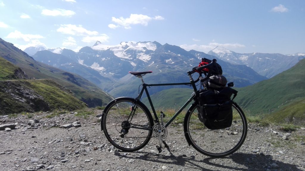 Vélo de voyage dans les Alpes