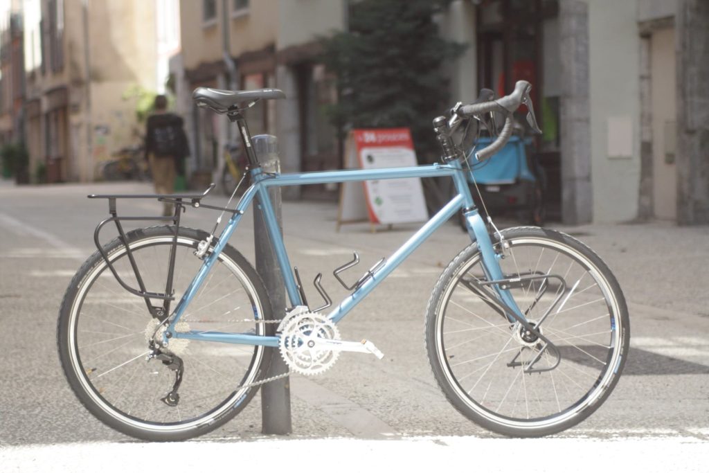 Vélo de voyage acier bleu solide et léger