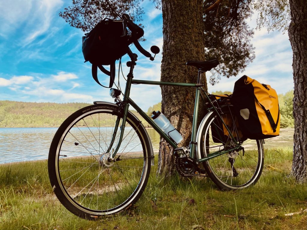 Vélo de voyage randonneuse verte