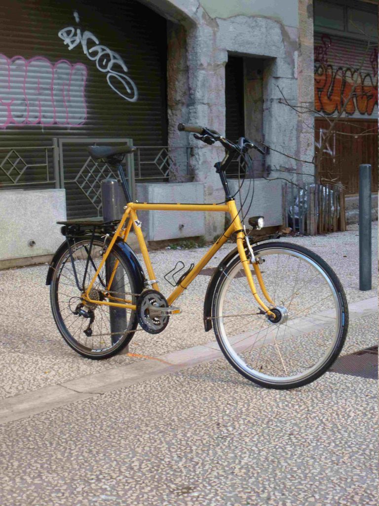 Grand vélo jaune de voyage