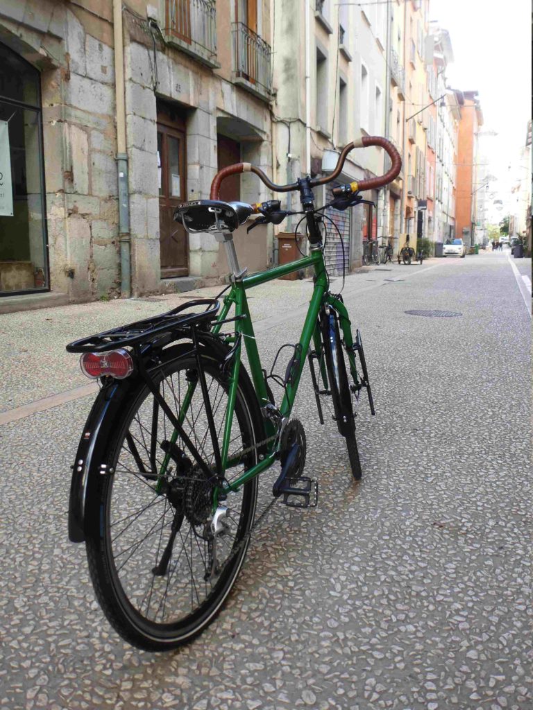 Vélo de voyage sur-mesure vert, selle et ruban de cintre Brooks